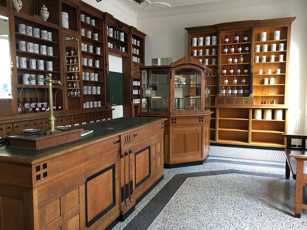 Einrichtung der alten Apotheke