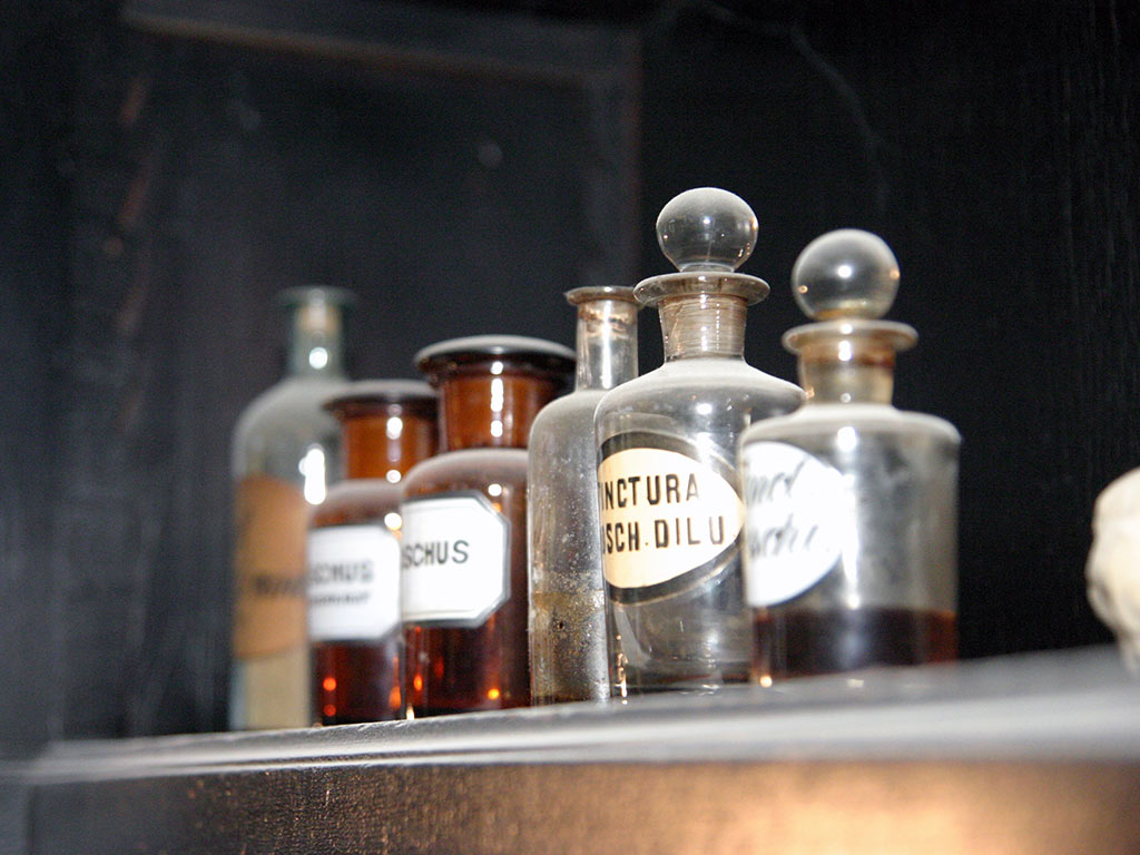 Einrichtung der alten Apotheke
