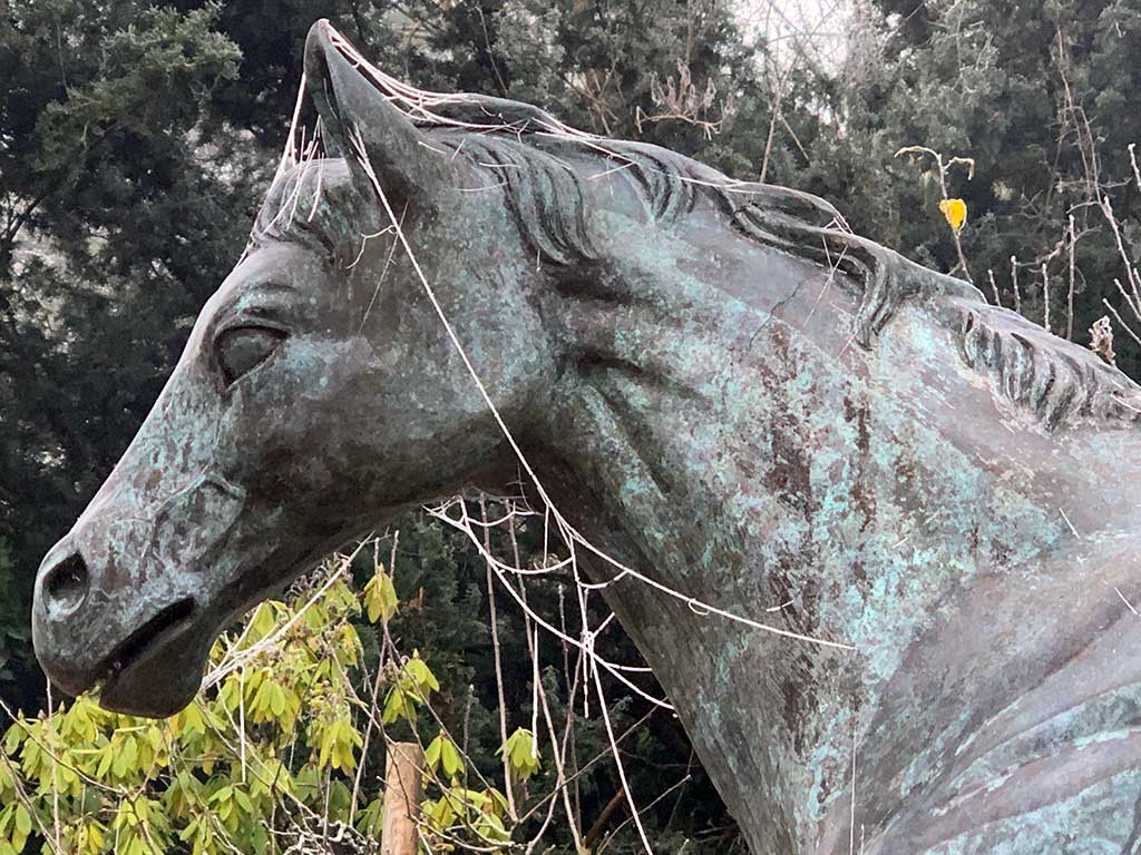 Pferdestatue im Garten